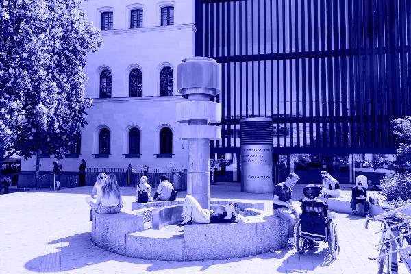 Brunnen vor dem Philologicum mit Studierenden (blauer Filter)