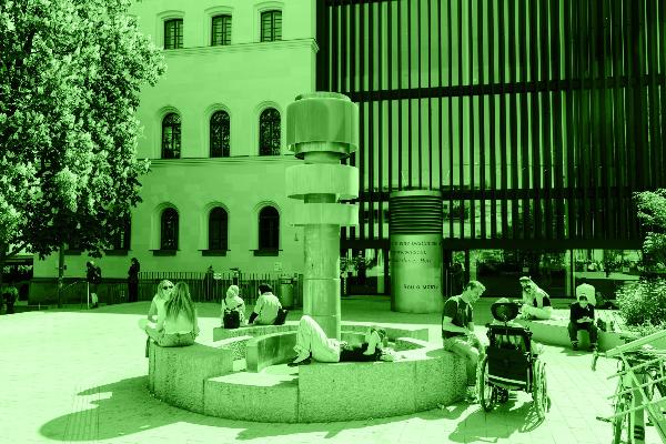 Brunnen vor dem Philologicum mit Studierenden (grüner Filter)