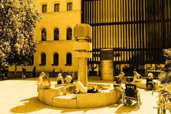 Brunnen vor dem Philologicum mit Studierenden (gelber Filter)