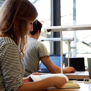 Personen beim Lesen