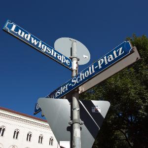 Straßenschilder der Kreuzung Geschwister-Scholl-Platz und Ludwigstraße | © LMU Straßenschilder der Kreuzung Geschwister-Scholl-Platz und Ludwigstraße