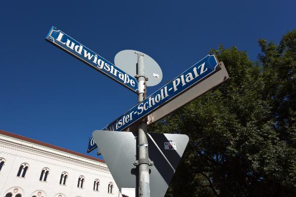 Straßenschilder der Kreuzung Geschwister-Scholl-Platz und Ludwigstraße | © LMU Straßenschilder der Kreuzung Geschwister-Scholl-Platz und Ludwigstraße