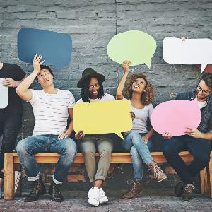 Personengruppe mit Sprechblasen-Schildern