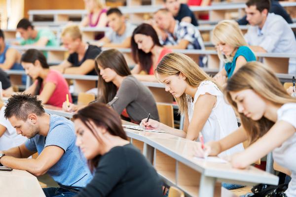 Studierende in einem Hörsaal