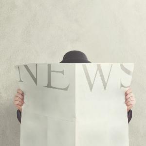 Person mit Zeitung NEWS