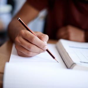 Person, die mit einem Stift schreibt
