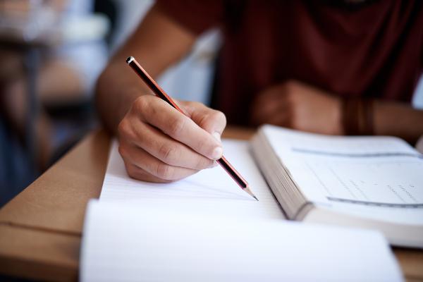 Person, die mit einem Stift schreibt