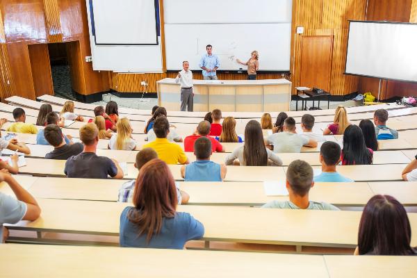 Hörsaal mit Personen