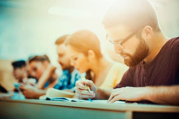 Studierende am Schreiben