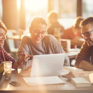 Gruppe von Studierenden vor Laptop