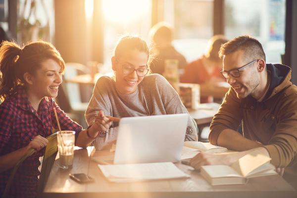 Gruppe von Studierenden vor Laptop