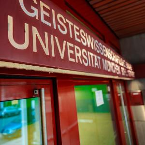 Vordereingang Gebäude Schellingstr. 3