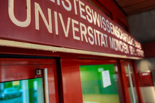 Vordereingang Gebäude Schellingstr. 3