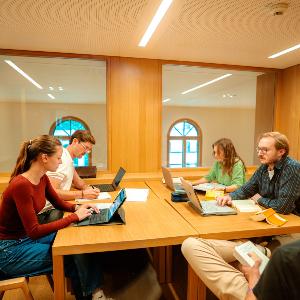 Personen in einem Gruppenarbeitsraum des Philologicum