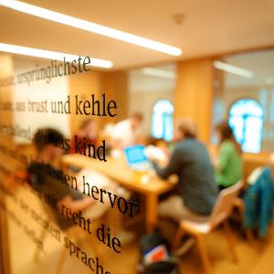 Personen in einem Gruppenarbeitsraum im Philologicum