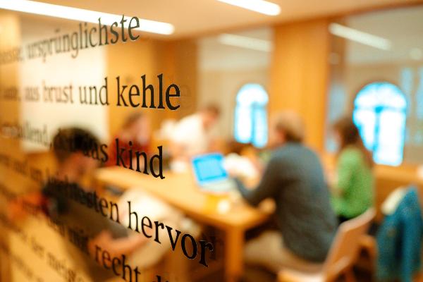 Personen in einem Gruppenarbeitsraum im Philologicum