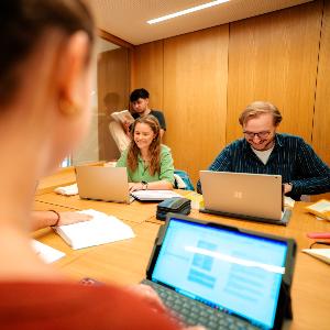 Lerngruppe in einem Gruppenarbeitsraum im Philologicum