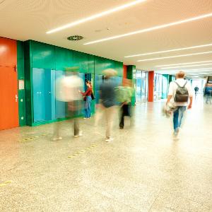 Personen im Eingangsbereich des Gebäudes Schellingstr. 3