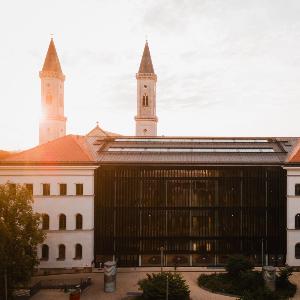 Außenansicht Philologicum (Drohnenaufnahme)