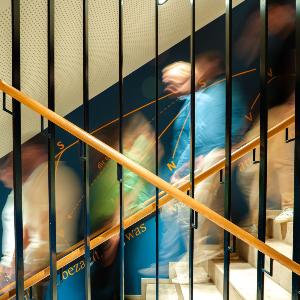 Personen im Treppenhaus des Philologicum