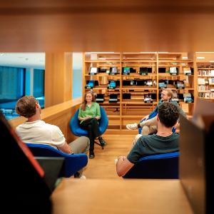 Sitzende Personen im Lesebereich im Philologicum