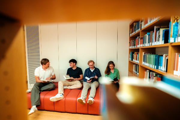 Personen in einem Sitzbereich im Philologicum