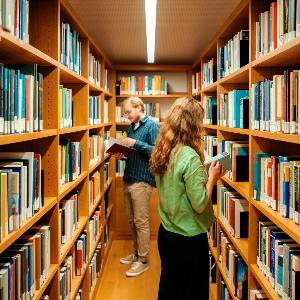 Personen vor Bücherregalen