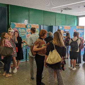 Präsentation mit vielen Menschen