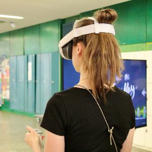 Studentin mit VR-Brille von hinten