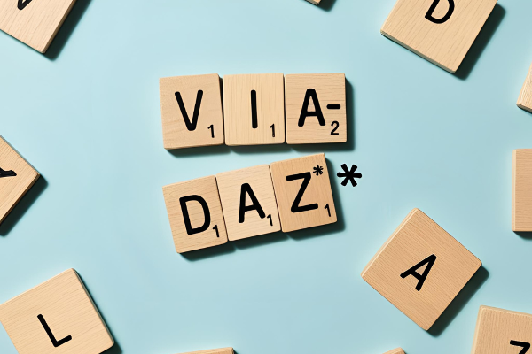 Buchstabensteine mit VIA-DAZ*, hellblauer Hintergrund