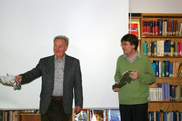 Symbolische Schlüsselübergabe