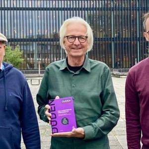 Klaus Jänsch, Christoph Draxler, Julian Pömp mit der neusten Auflage des Duden Aussprachewörterbuchs, für das das IPS die Aufnahmen geliefert hat.