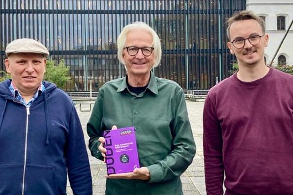 Klaus Jänsch, Christoph Draxler, Julian Pömp mit der neusten Auflage des Duden Aussprachewörterbuchs, für das das IPS die Aufnahmen geliefert hat.