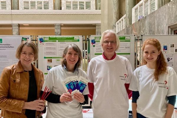 Anke Werani, Marianne Pouplier, Christoph Draxler und Vanessa Reichel am IPS-Infostand