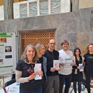 Marianne Pouplier, Anke Werani, James Kirby, Markus Jochim, Ioana Krehan und Magdalena Saumweber am IPS-Infostand im Lichthof der LMU