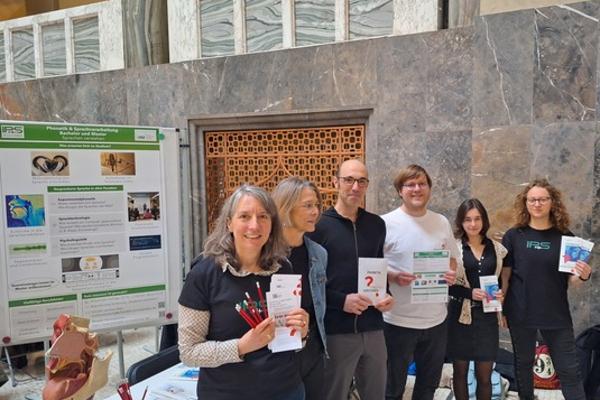 Marianne Pouplier, Anke Werani, James Kirby, Markus Jochim, Ioana Krehan und Magdalena Saumweber am IPS-Infostand im Lichthof der LMU