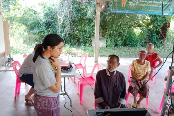 Laryngographie während der Feldforschung in Thailand