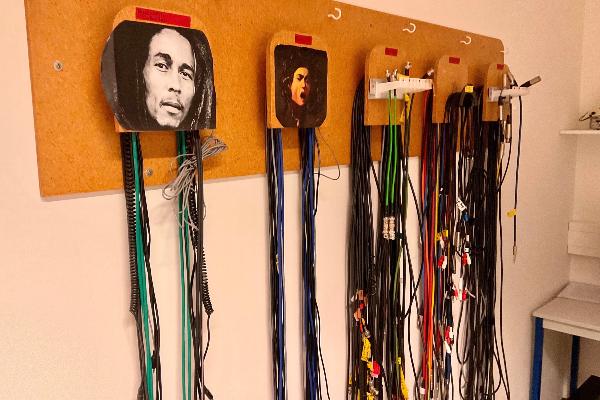 Kabel an der Wand