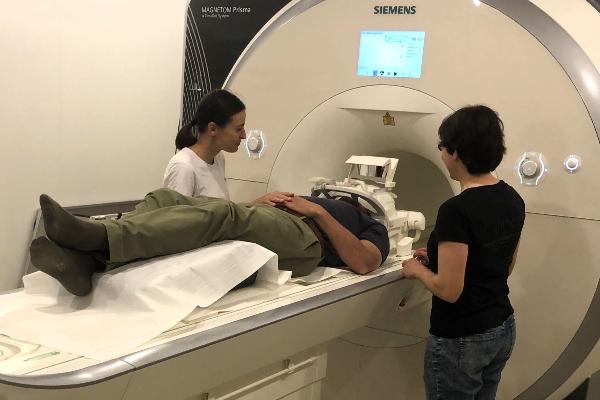 Funktionelle Magnetresonanztomographie (fMRI): Untersuchung der Artikulationsorgane während der Sprachproduktion