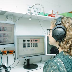 Mitarbeiterin arbeitet mit Sprachdaten