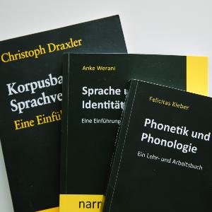 Drei Bücher auf einem Tisch