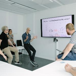 Mitarbeiter:innen im Meetingraum