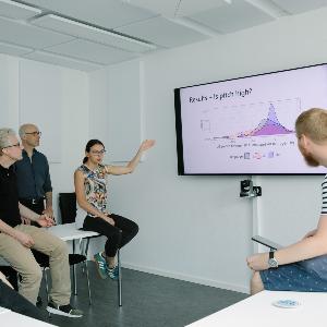 Mitarbeitende im Meetingraum