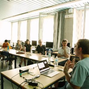 Studierende und Mitarbeitende im Seminarraum