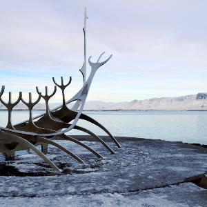 Schiffskulptur am Meer in Reykjavík