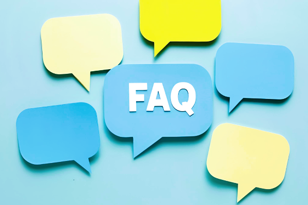 FAQ mit Sprechblasen, hellblauer Hintergrund