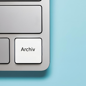 Tastatur mit Archiv-Taste; hellblauer Hintergrund