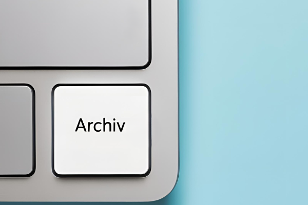 Tastatur mit Archiv-Taste; hellblauer Hintergrund