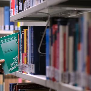Bücher in den Fachbibliotheken am englischen Garten