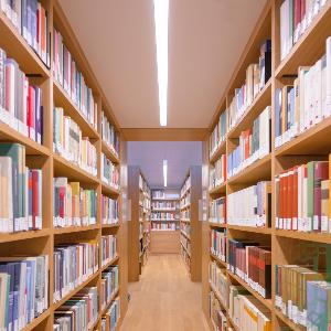 A library corridor lined with full bookselves | © LMU A library corridor lined with full bookselves